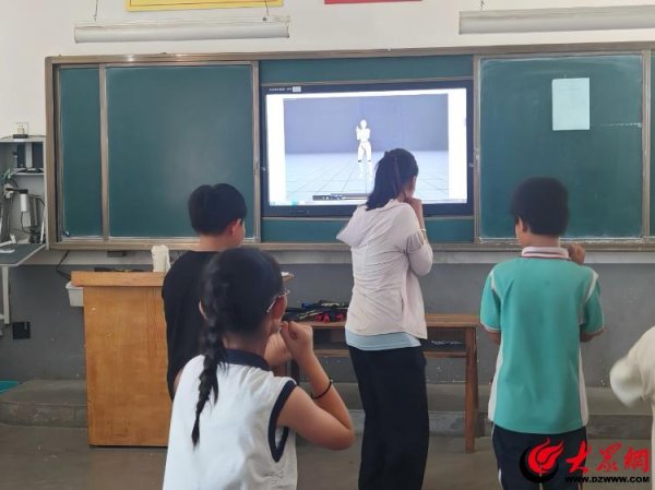 配资世界门户 沂水县龙家圈街道：传统文化碰撞AI 济南幼高专“筑梦童行”志愿服务团创新乡村课堂